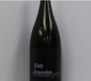 「ZAO Inspiration」と書かれたラベルが貼られた黒くて細長いガラス瓶のボトルが白背景で立っている写真