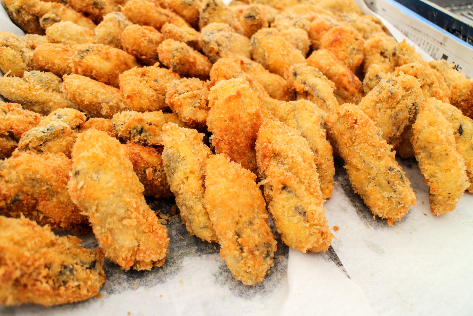 きつね色のカキフライがたくさん並んでいる写真