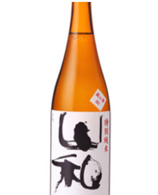 墨で書かれた「山和」の文字がプリントされた白いラベルの茶色の酒瓶の写真