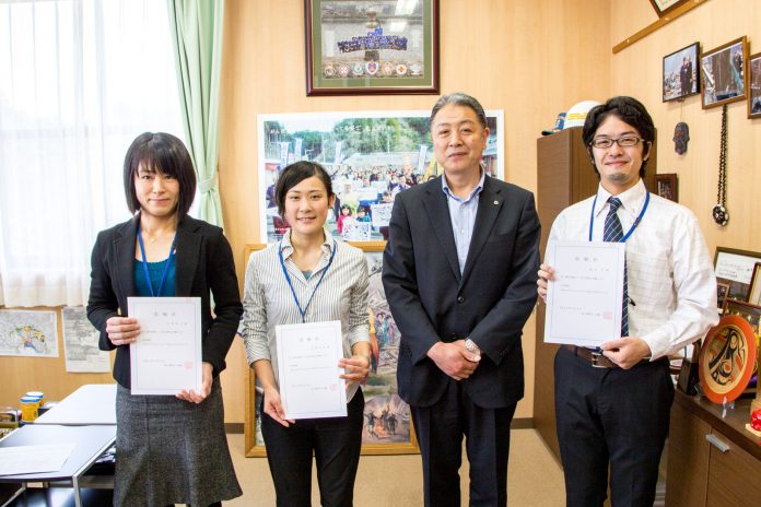 町長室で、委嘱状を胸の前で持った女性2人、男性1人の地域おこし協力隊の皆さんと、関係者の男性が並んで立っている記念写真