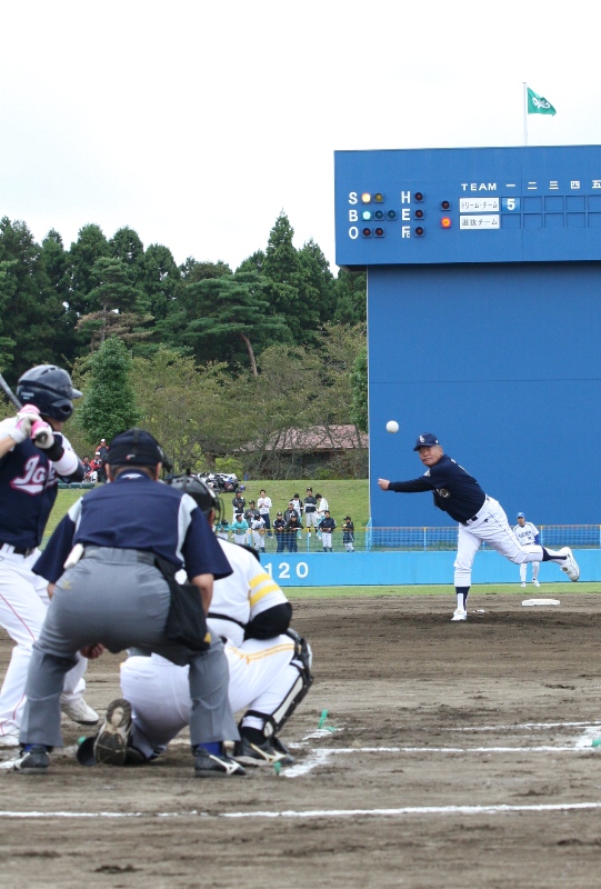 ドリームチーム先発の鈴木啓示さんがマウンドに立ち、打者に向かってボールを投げている試合の様子の写真