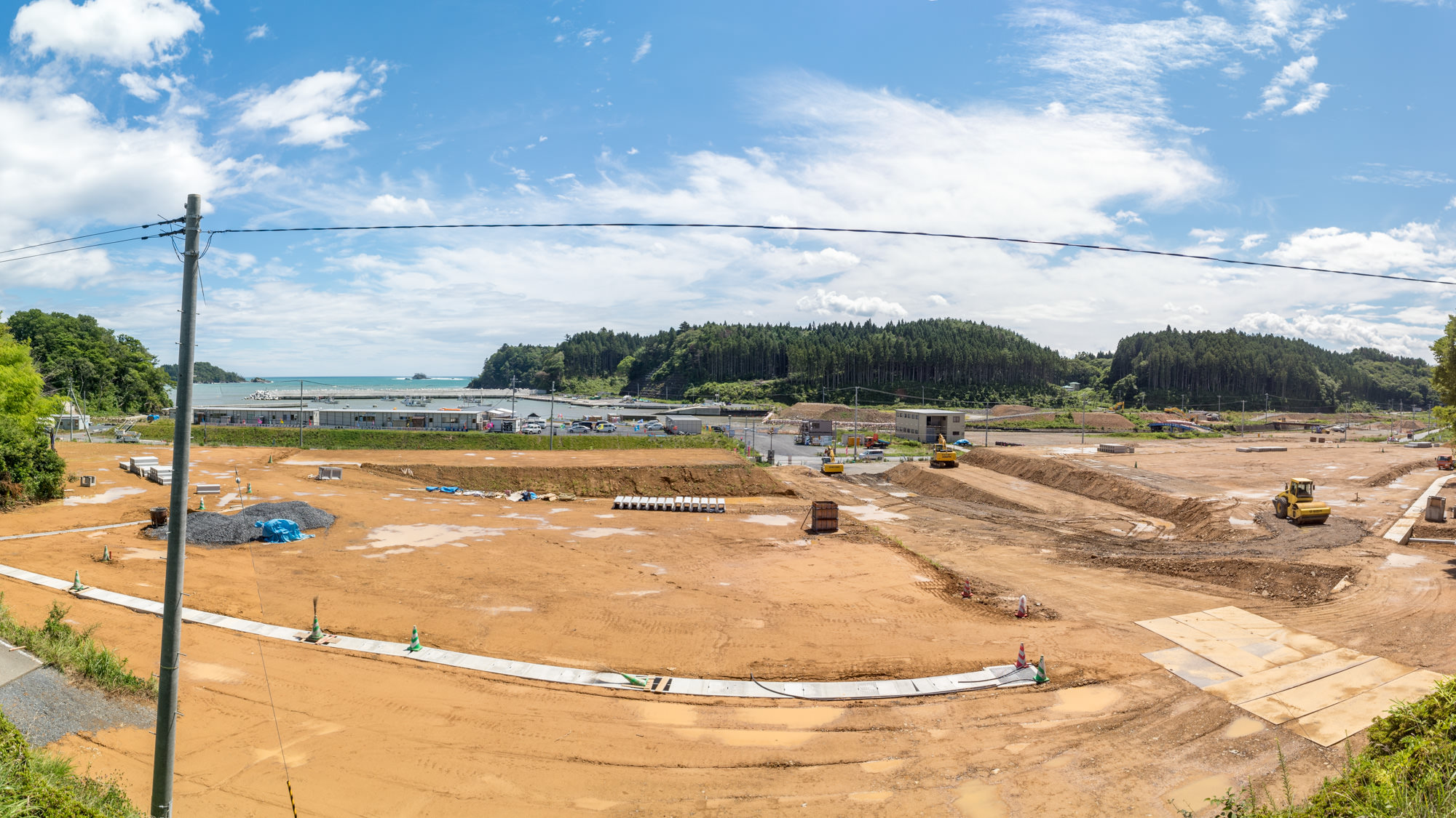 広く平らに整地された赤茶けた土の空き地全体を写した写真