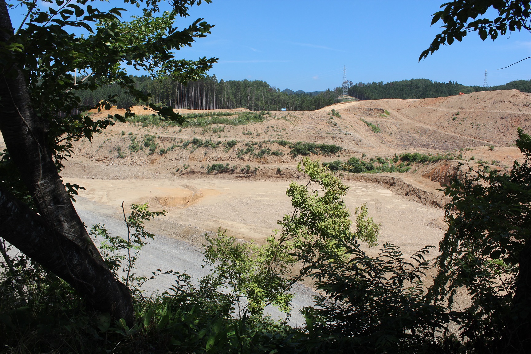 造成工事が本格化しており、敷地全体の整地や地盤の盛り土・土留め工などが進んでいる様子が確認できる写真