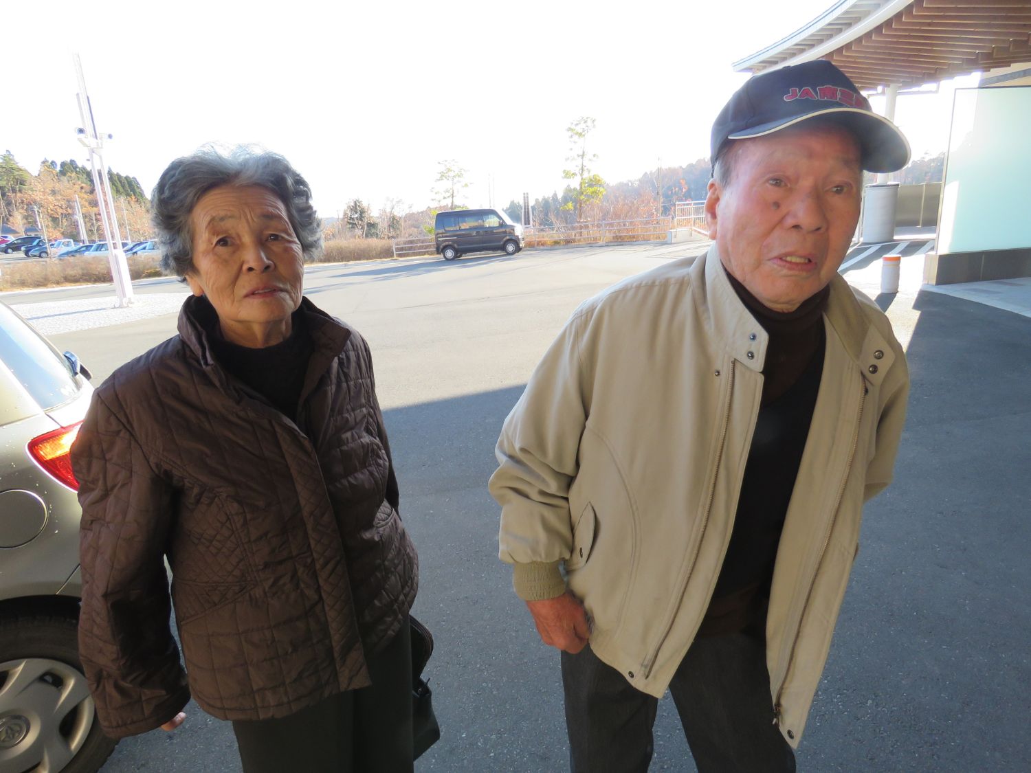 車を降り病院へ向かう山内さん夫婦の写真