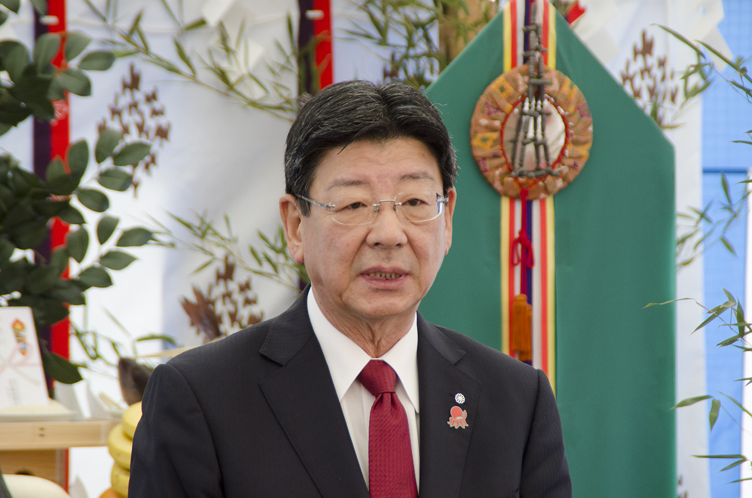 安全祈願祭の会場で、佐藤仁町長が話をしている写真