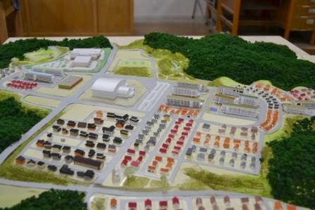 完成した立体模型の一部を近くから撮影しており、住宅地や公共施設などの街の詳細が確認できる模型の写真