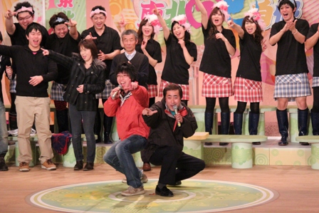 出演者がステージ上で楽しく歌ったり、指さしのポーズをとったりしながらパフォーマンスをしている『歌おう！東北のど自慢』の収録風景の様子の写真