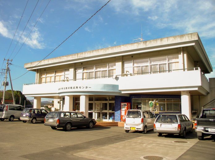 数台の車が駐車されている「南三陸町自然環境活用センター」と書かれた白い2階建ての建物外観の写真