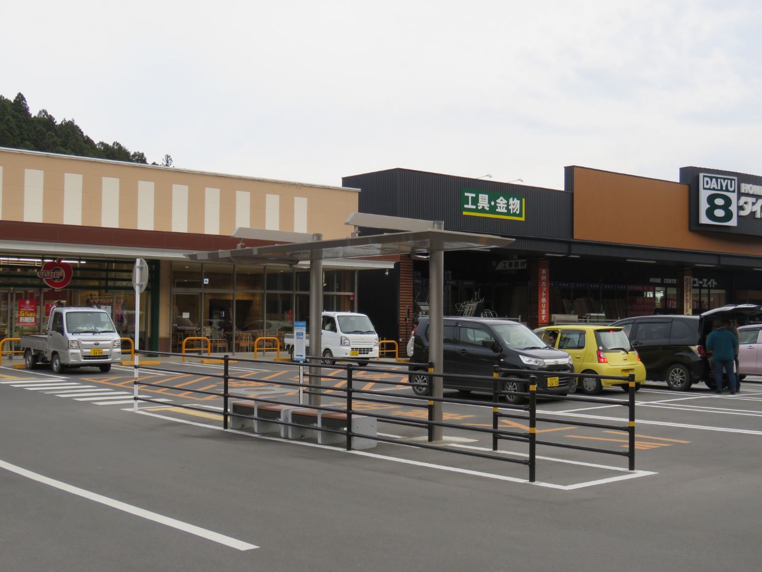 広々とした駐車場がある大型スーパーの外観を写した写真