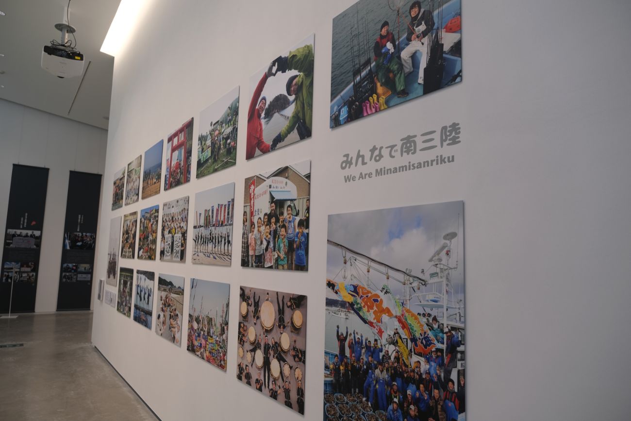住民たちの笑顔や地域行事、復興活動の様子を写した写真が飾られている写真