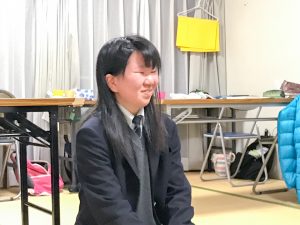 長机の前に笑顔で座っている菅原藍香さんの写真