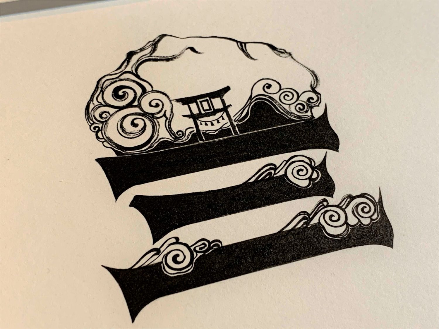 「三」の上中央に鳥居が立ち、周囲を波で囲んだデザインが力強い黒い線で描かれているイラスト作品の写真