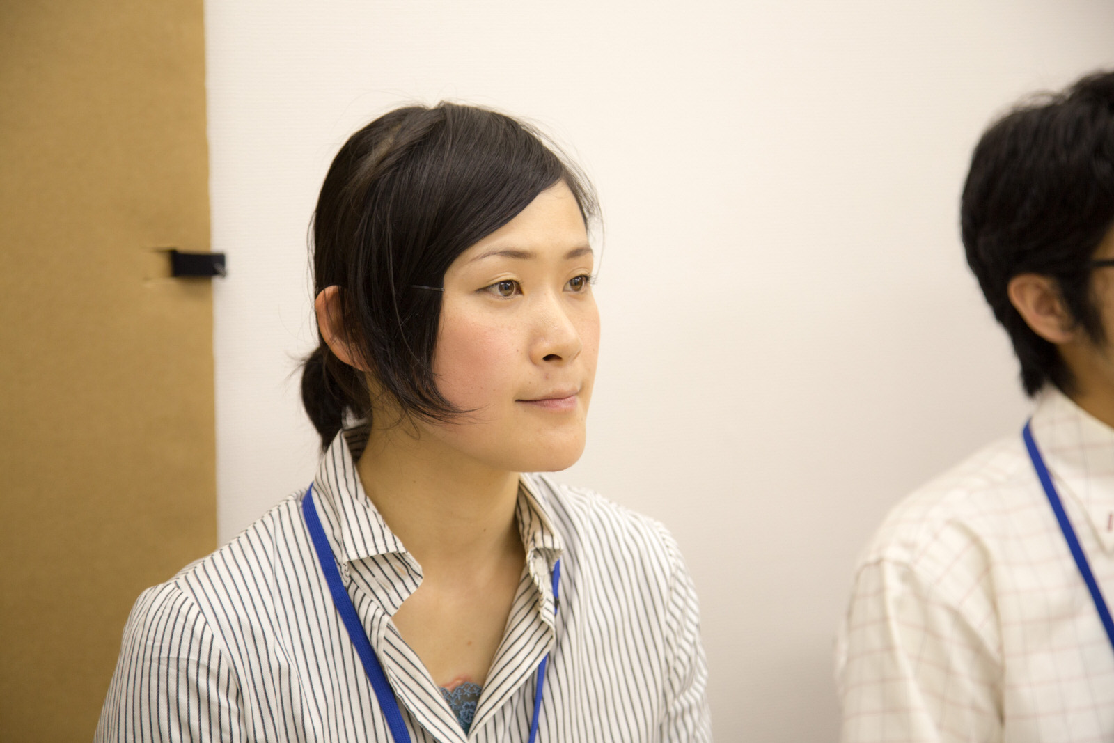 ストライプ模様のシャツを着た高橋さんが真剣な表情をしている写真