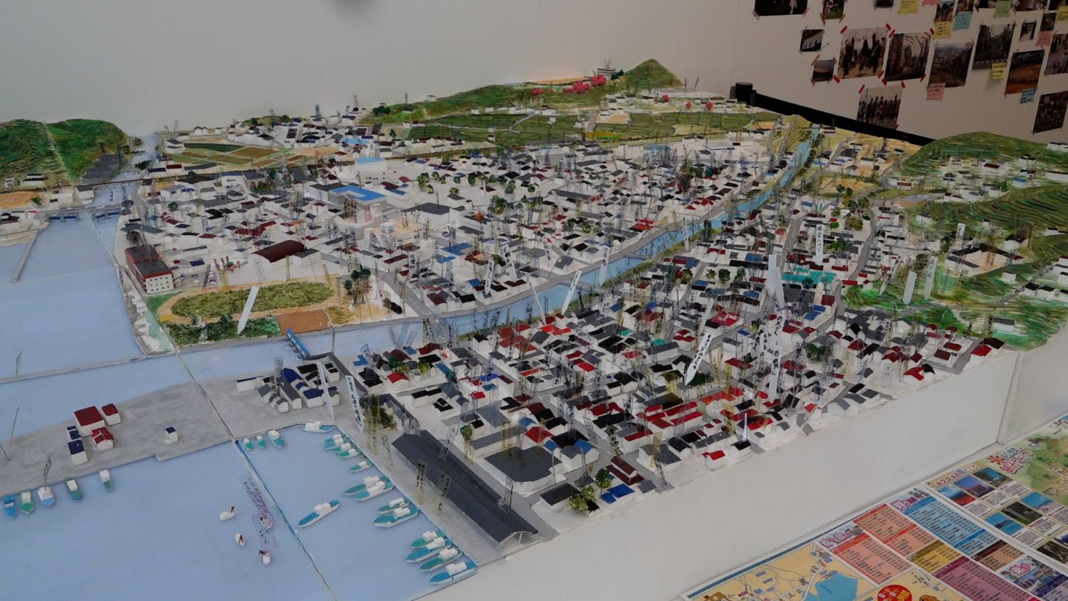 港や町並み、山に囲まれた街を再現した大きな立体模型が展示されており、住宅や船着き場、川などが精巧に再現されている写真