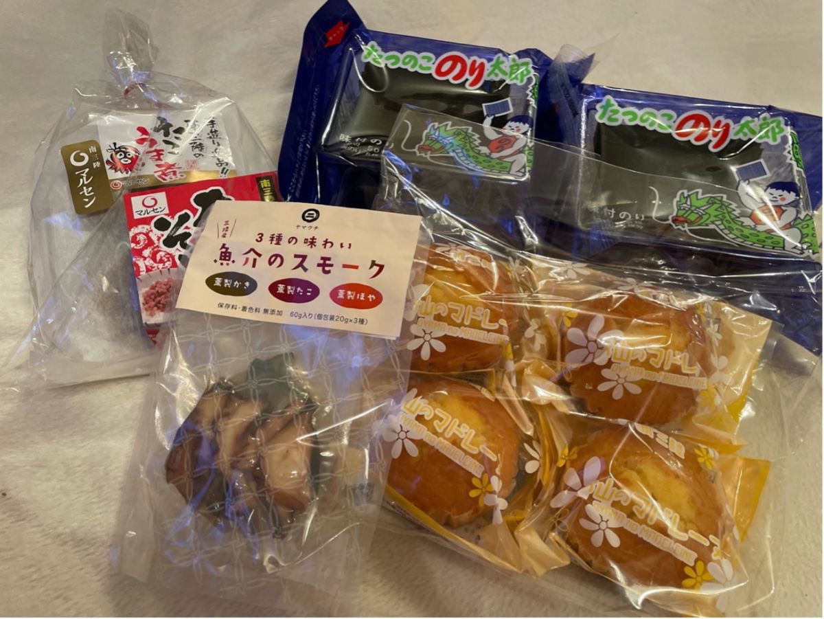 パッケージされた海苔、たこのうま煮、魚介のスモーク、焼き菓子『お山のマドレーヌ』など、南三陸町のお土産品が並ぶ写真