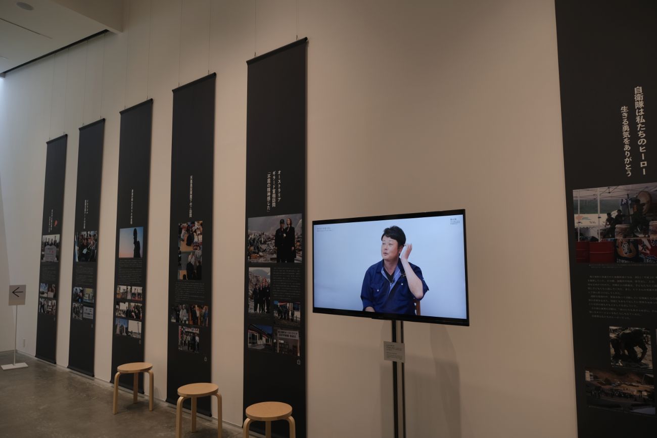 モニターで流れているのは、震災を経験した住民たちの証言映像の写真