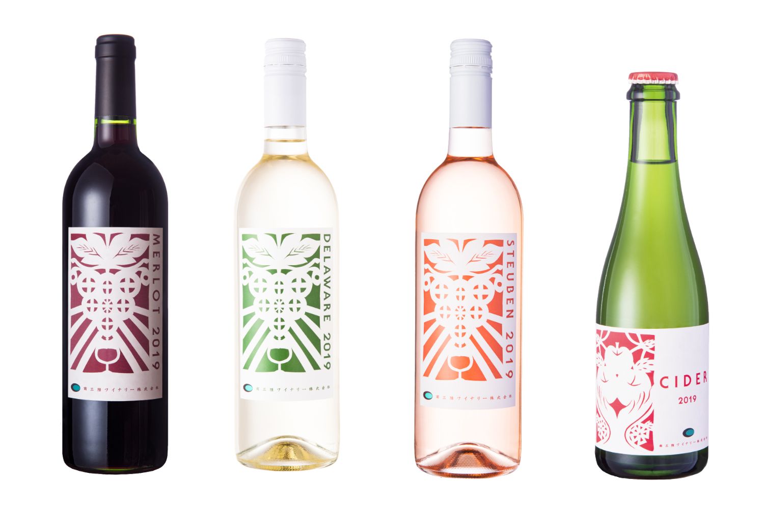 黒色の瓶に紫色のラベルが貼られたワイン、透明の瓶に緑とオレンジ色のラベルが貼られた2本のワイン、緑色の瓶に白地でリンゴのイラストが描かれた4本の南三陸ワインが並んでいる写真