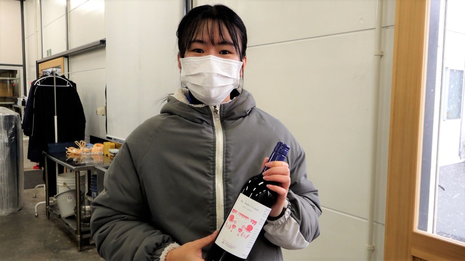 千葉瑞貴さんがワインボトルを持っている写真