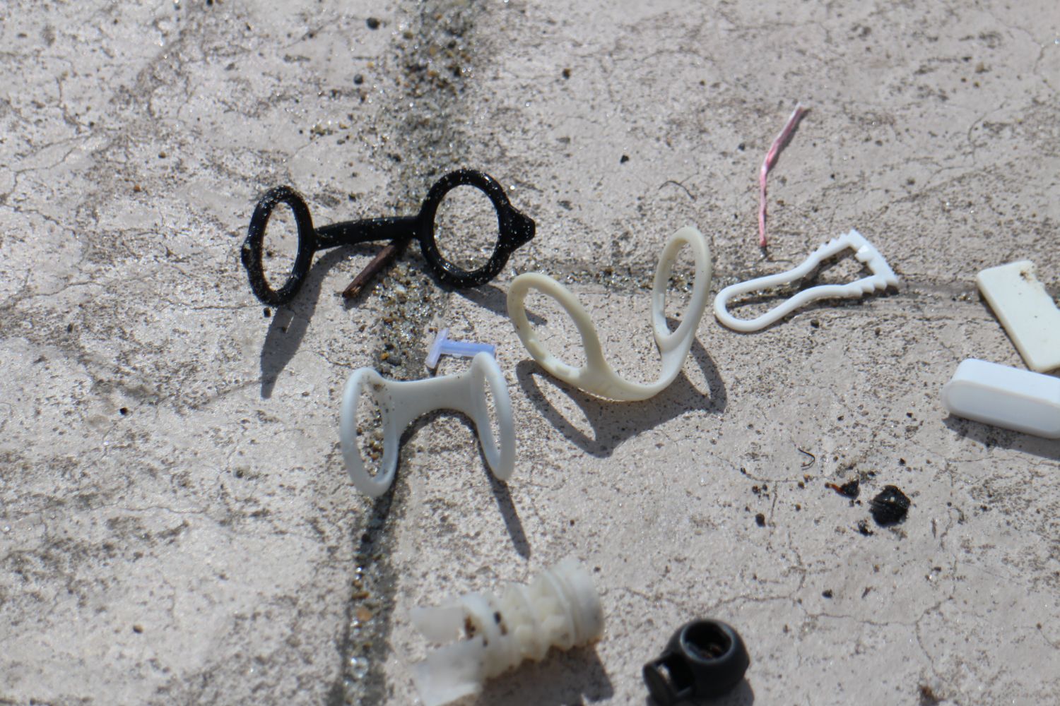 海岸清掃で回収されたシュノーケルキーパーの写真