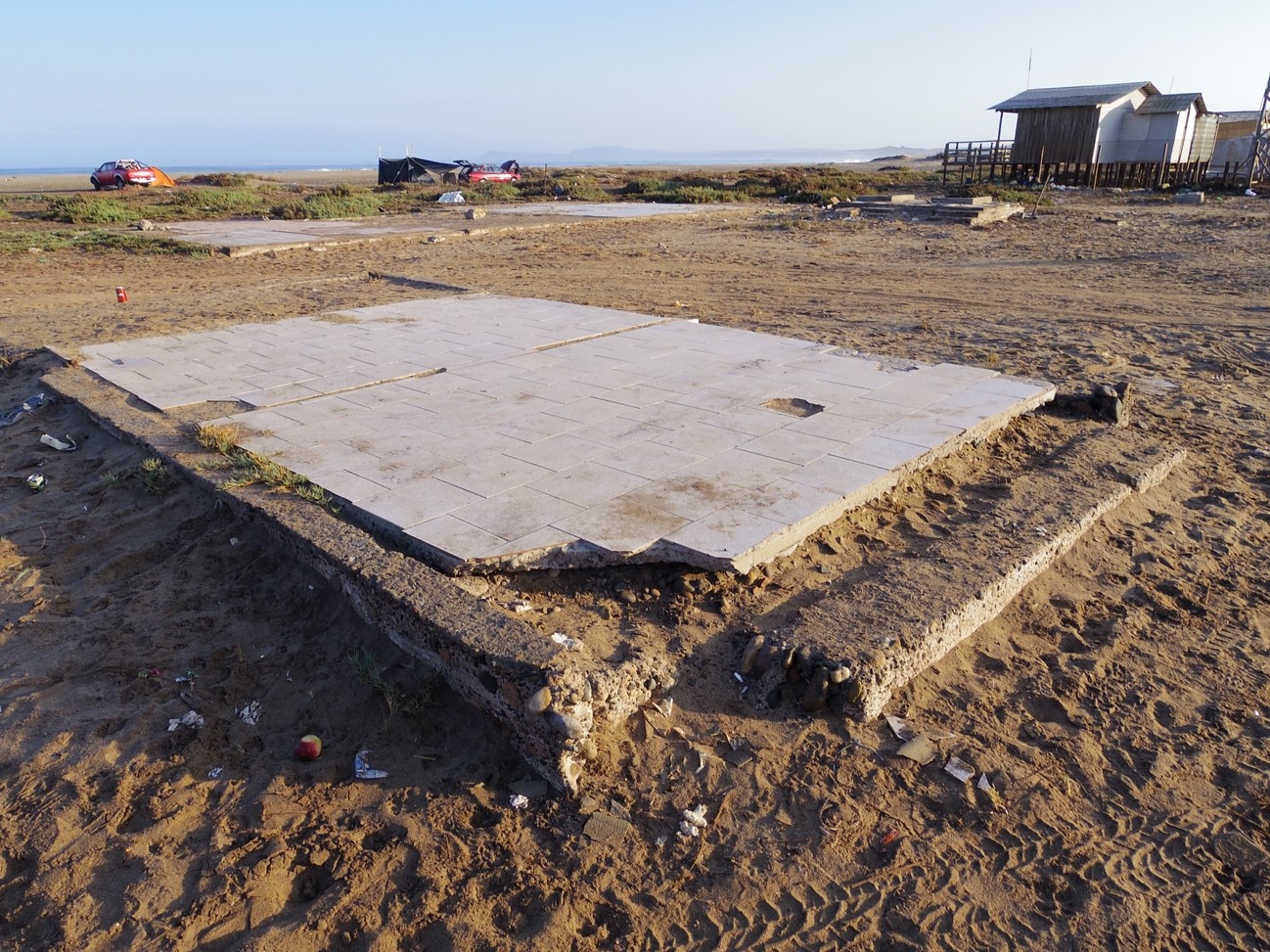 砂浜に、残されたコンクリートの基礎部分が写っている写真