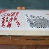 赤い屋根の住宅やグレーの建物など多数のミニチュア建築物が並べられた模型用パーツの写真