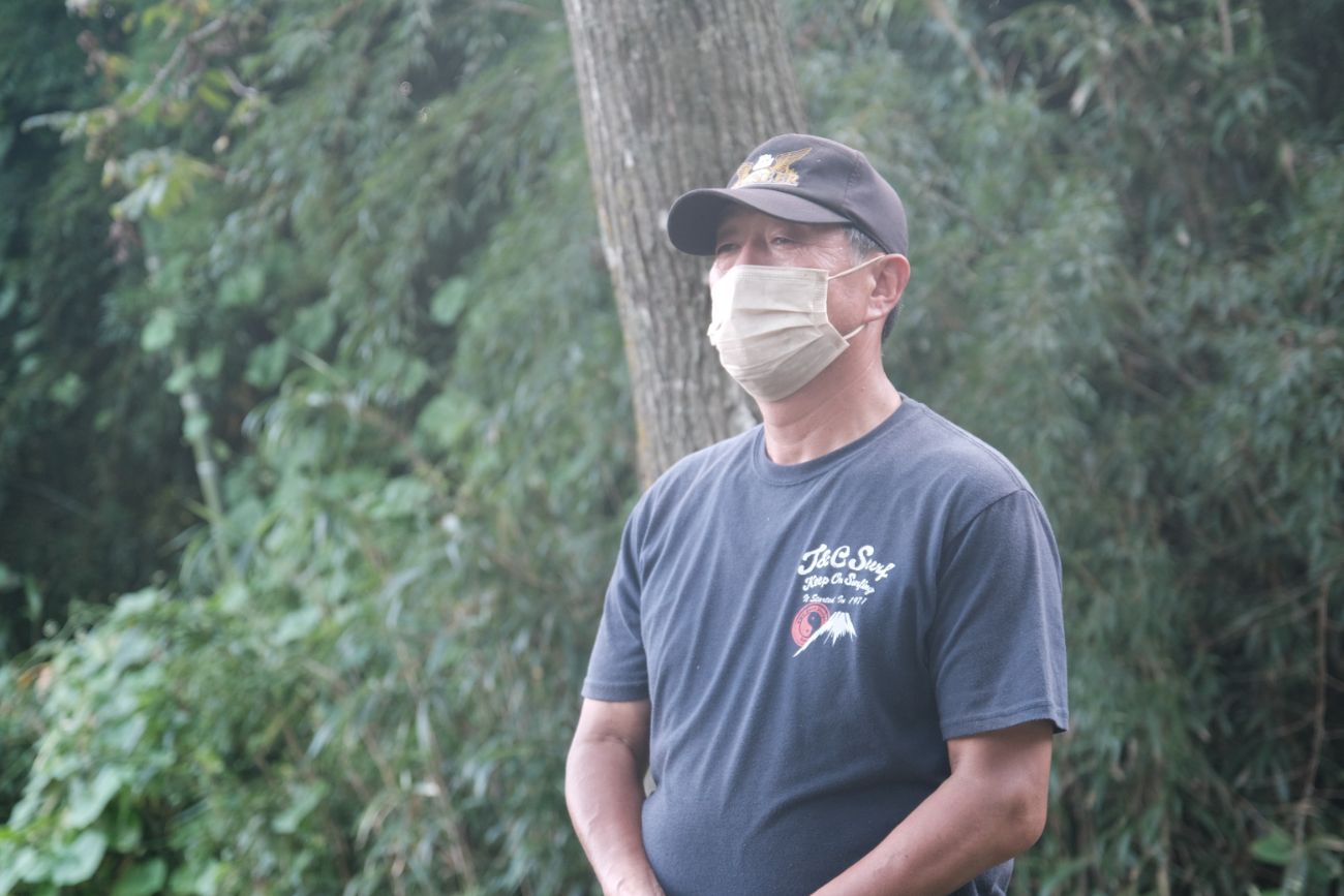 自然の中で、阿部博之さんが説明する様子の写真