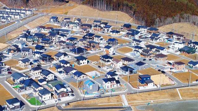 整然と並んだ家々が広がる新しい住宅地を上空から撮影した写真