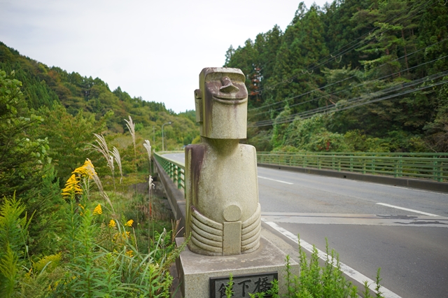 橋の欄干に設置されたモアイ像の写真