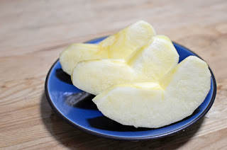 青い小皿にカットされたリンゴが3つ並んでいる写真