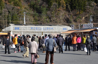 多くの人々が屋外のイベント会場に集まり、ダンスを見ている様子の写真