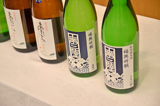 緑色と茶色の酒瓶が2本ずつ横一列に並んでいる写真