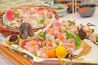 刺身の盛り合わせが美しく皿に盛り付けられている写真