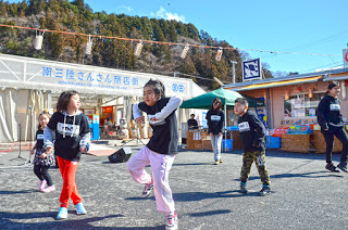 南三陸さんさん商店街の前のスペースで子どもたちがダンスを披露している様子の写真