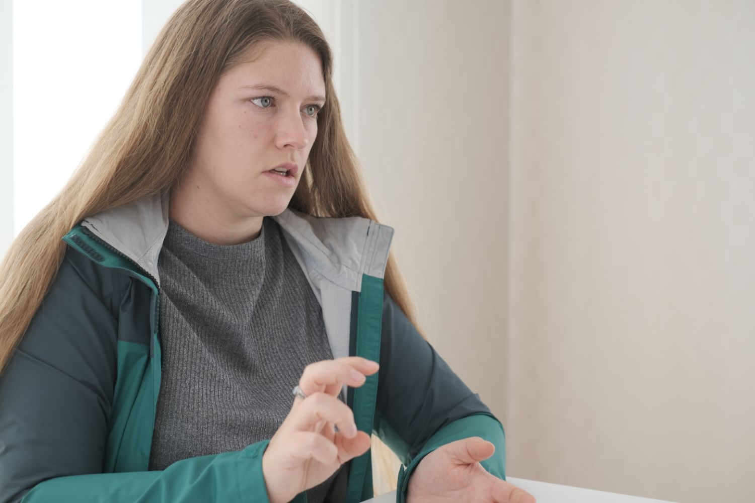 真剣な表情で話しをするケーリー・ワードさんの写真