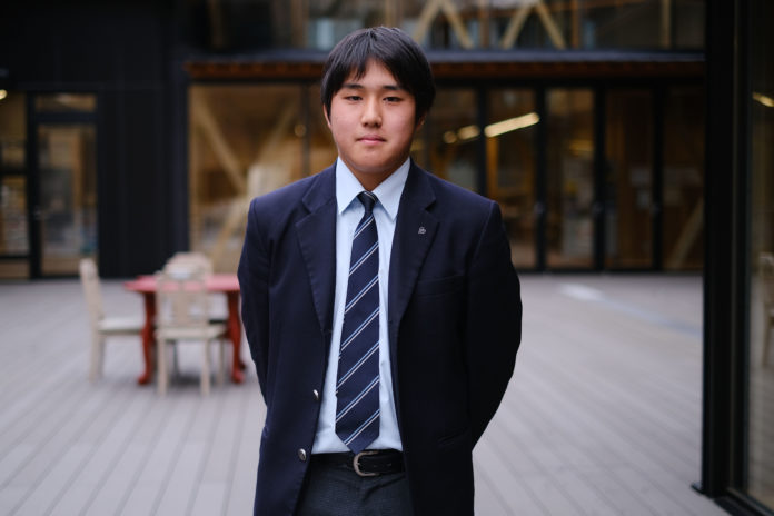 紺色のスーツにネクタイをした後藤健心さんの写真