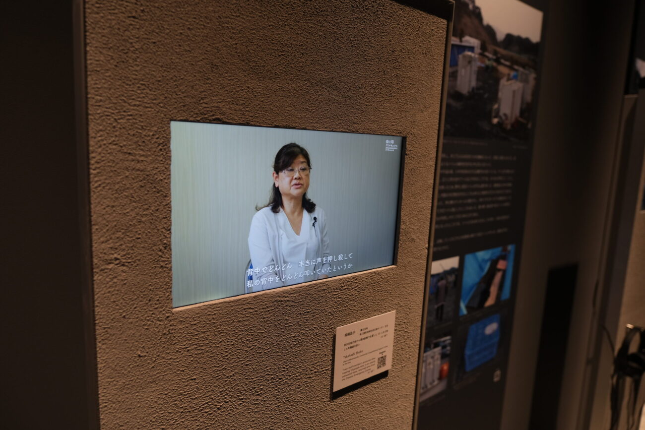 震災を経験した女性が語っている様子がモニターで流れている写真