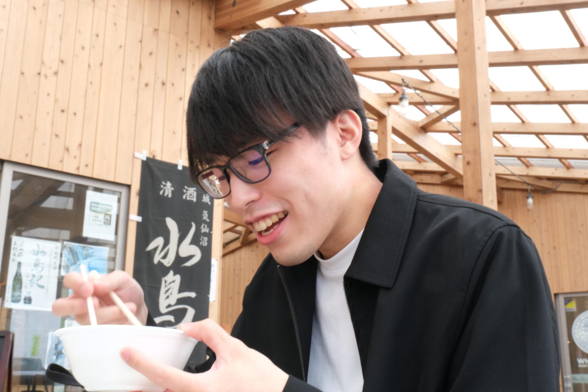 のぶが器に入った食材を箸で持ちながら楽しそうな表情の写真