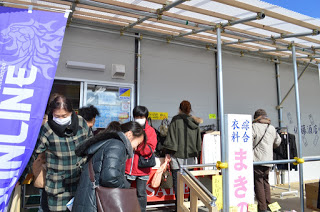 衣料品の店舗の前がたくさんの女性でにぎわっている写真
