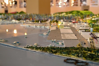 海に面した広い施設と港湾の一部が再現された模型のローポジションからの写真