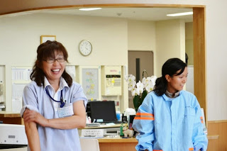 実習が終わり、講師と参加者が笑顔で談笑している場面で、和やかな雰囲気が伝わってくる写真