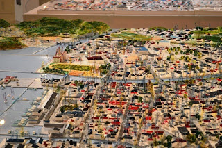 志津川の港や街並みが色とりどりの建物や船で詳細に表現された精巧な模型のクローズアップ写真