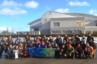 福興市のスタッフ関係者の方々が集まって、笑顔で写っている集合写真