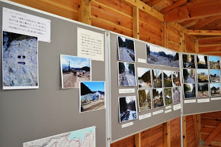 災害後の風景を記録した写真や説明文がパネルに沢山貼られている展示の写真