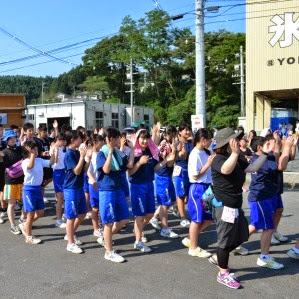 青い体操服を着た中高生らしき若者たちが整列して振り付けに合わせて手拍子をしているトコヤッサイコンテストの写真