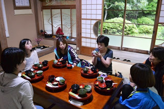 畳の部屋で座卓を囲んで女性たちが和食を楽しんでいる様子の写真