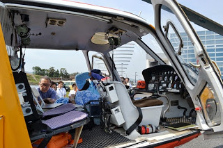 扉が開いた状態のヘリコプターの内部にある操縦席やメーター類が見える写真