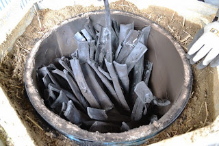 炭焼きが終わった後の炉の中にできた竹炭が詰まっている様子を写した、完成した竹炭の取り出し前の写真