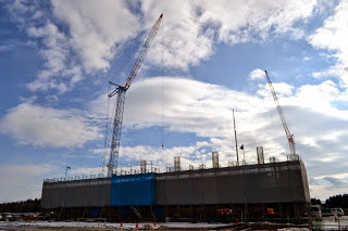 大きなクレーンを3基使いながら建設している施設を写した写真