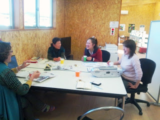 白いテーブルを囲んで仲松先生や生徒の方々4人が座り、楽しそうに談笑している様子の写真