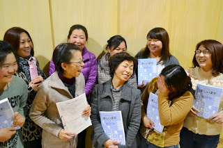 前の写真と同じメンバーがリラックスした様子で笑い合いながら並んでおり、楽しげな雰囲気が伝わる写真